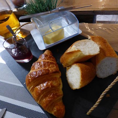 Les Petites Brosses Bed and Breakfast Montbizot Buitenkant foto